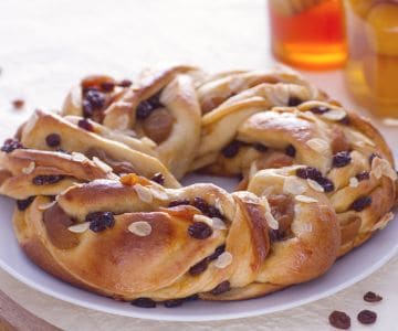 Risen crown with apricots and moscato