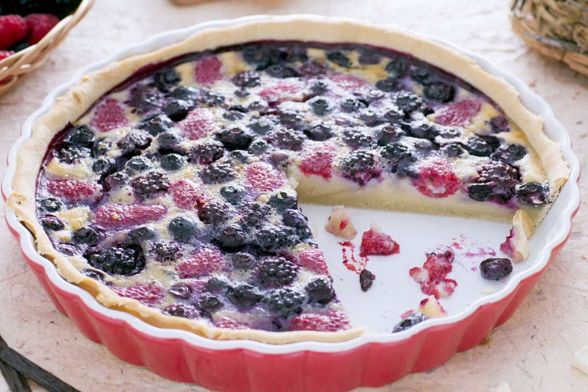 Berry flan with chocolate sauce