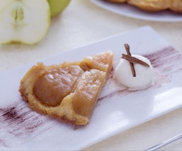 Tarte tatin with condensed milk with fiordilatte ice cream and cinnamon