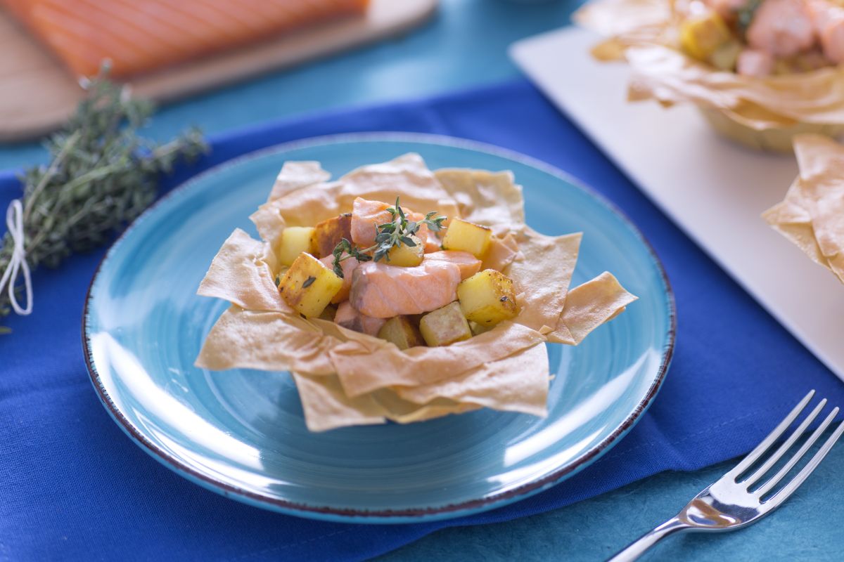 Phyllo baskets with salmon and zucchini cream