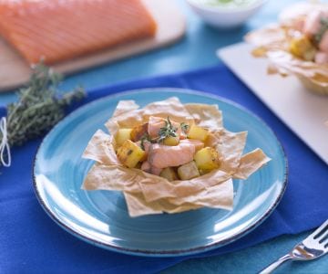 Phyllo baskets with salmon and zucchini cream