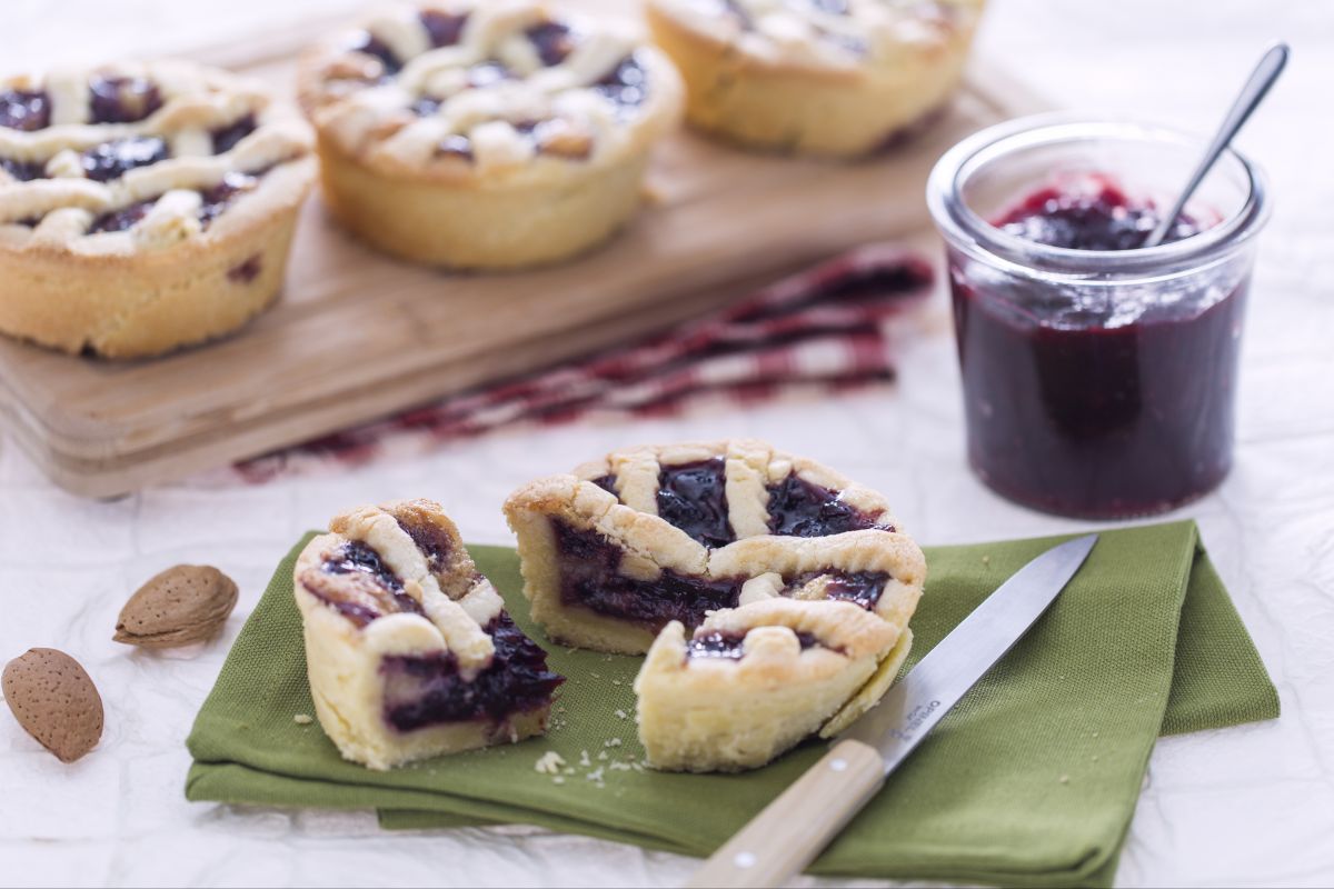 Tarts with frangipane cream and cherry jam