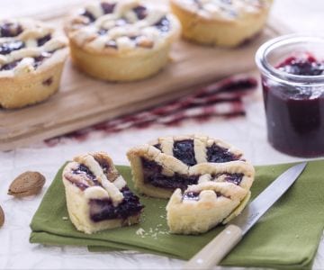 Tarts with frangipane cream and cherry jam
