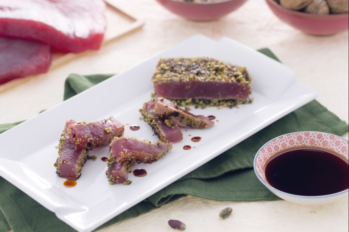 Tuna fillet with walnut and pistachio crust