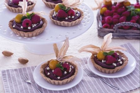Cocoa tartlets with almonds and chocolate cream