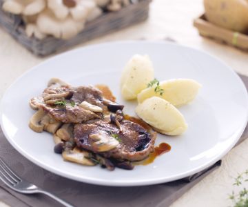 Scaloppine with mixed mushrooms and mashed potatoes