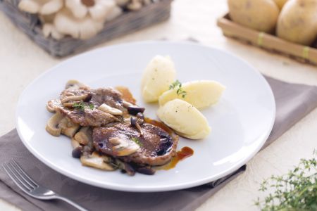Scaloppine with mixed mushrooms and mashed potatoes