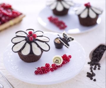 Easy and Spectacular Flower-Shaped Chocolate Cupcakes