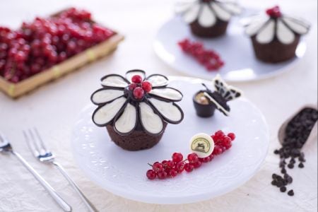 Easy and Spectacular Flower-Shaped Chocolate Cupcakes