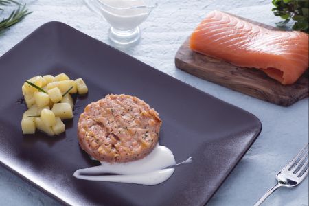 Salmon burger with eggless mayonnaise and sautéed potatoes