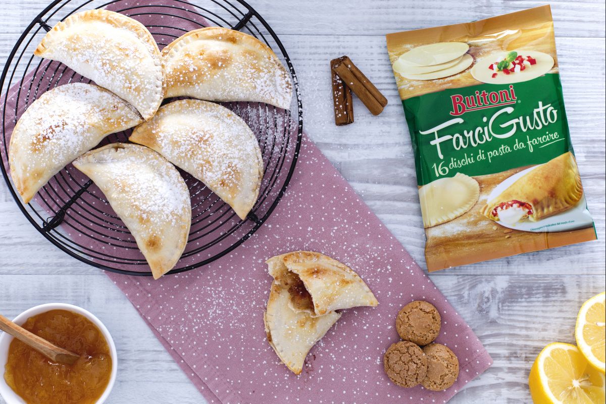 Sweet half-moons with pears, peach jam and amaretti