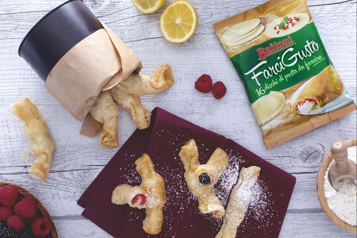 Fried candies with custard and berries