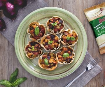 Crunchy baskets with eggplant and zucchini caponata