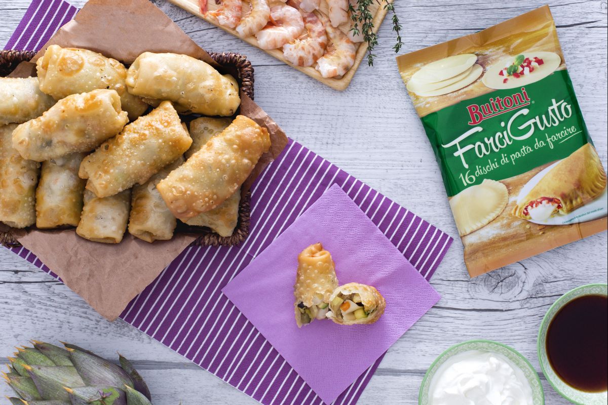 Fried rolls with vegetables and prawns