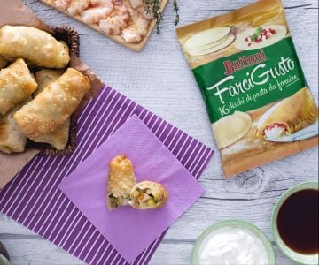 Fried rolls with vegetables and prawns