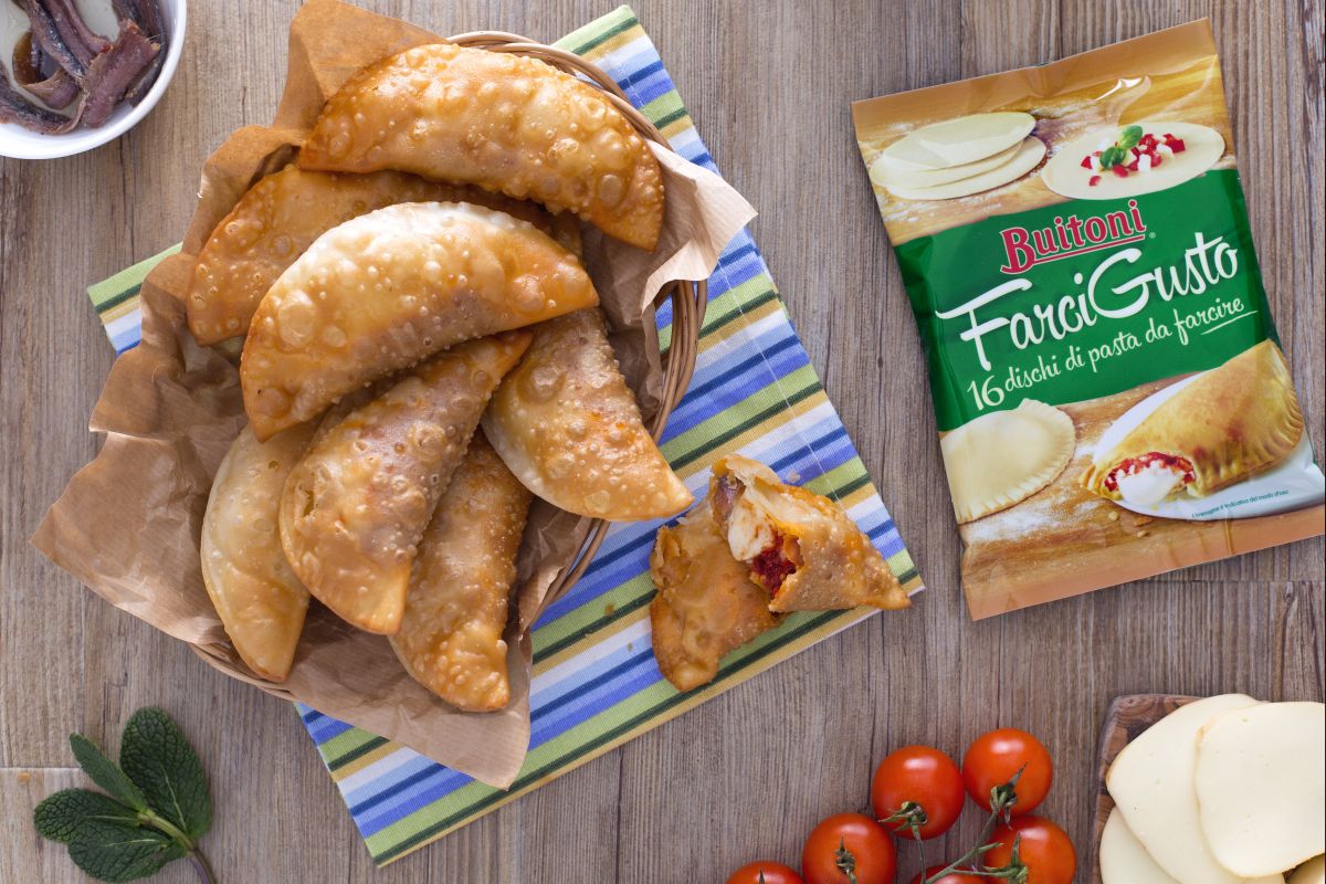 Panzerotti with sun-dried tomato cream and scamorza cheese