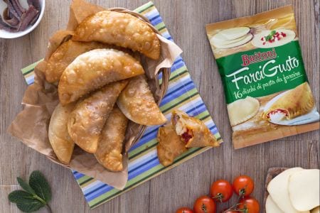 Panzerotti with sun-dried tomato cream and scamorza cheese