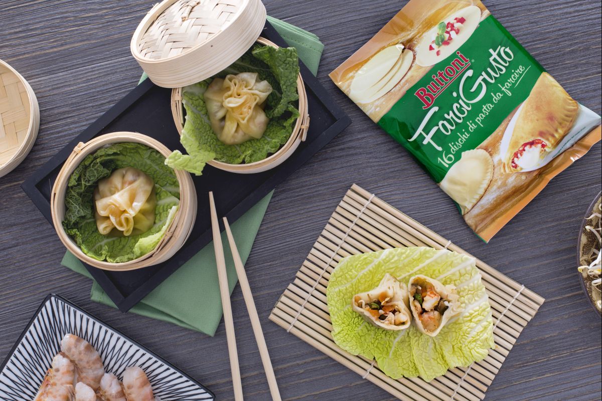 Oriental steamed ravioli with vegetables and prawns