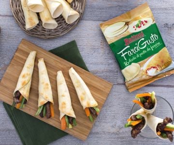 Cones with beef strips and crunchy vegetables