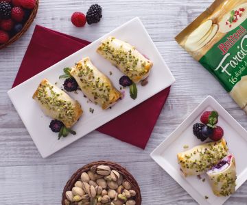 Mini strudel with berries and ricotta