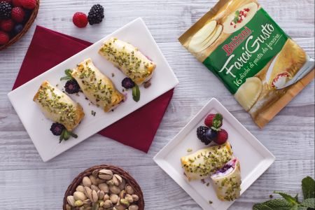 Mini strudel with berries and ricotta