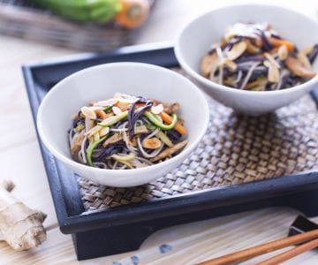 Rice noodles with vegetables and caramelized chicken