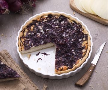 Savory pie with Tropea onion and Silano cheese
