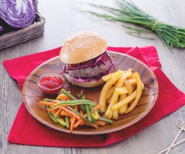 Herb-flavored hamburger with mixed vegetables and fries