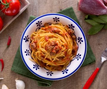 Vermicelli with meat and spicy sauce