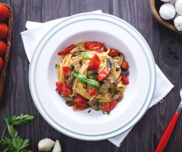 Spaghetti with cherry tomatoes and champignon mushrooms