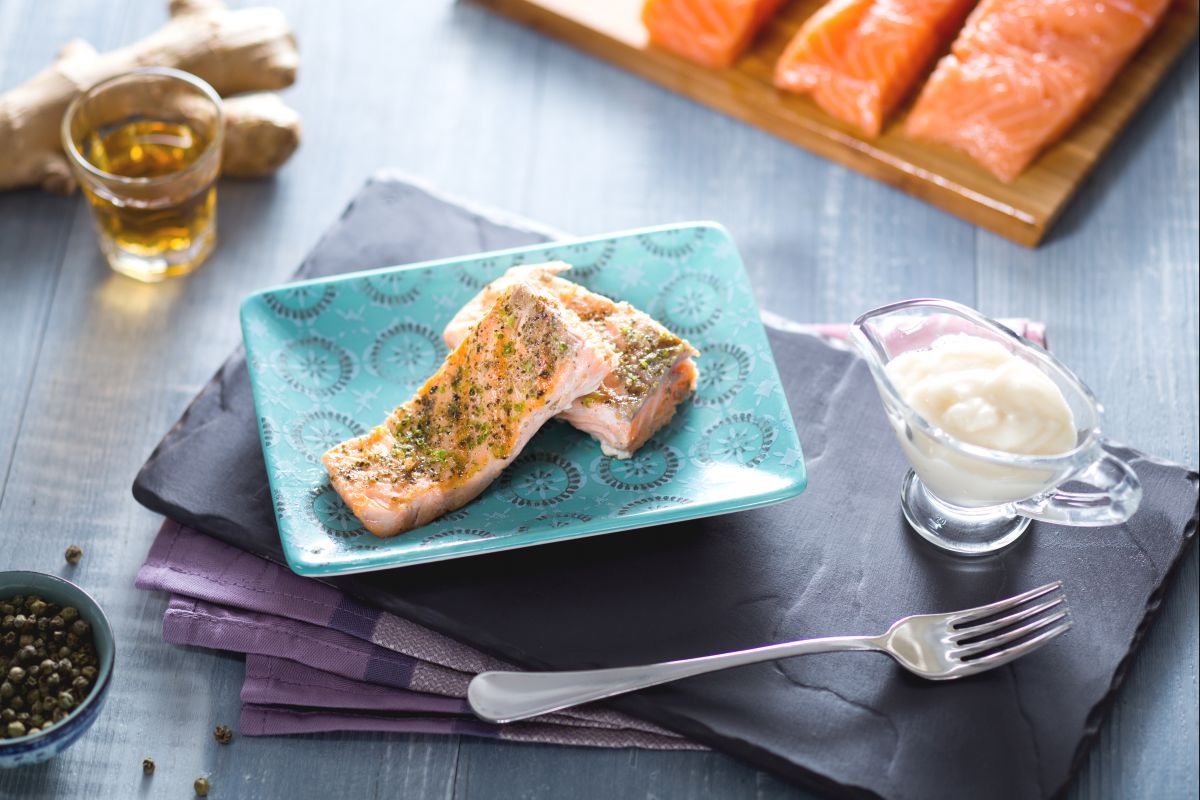 Salmon fillet with green pepper, ginger and lime