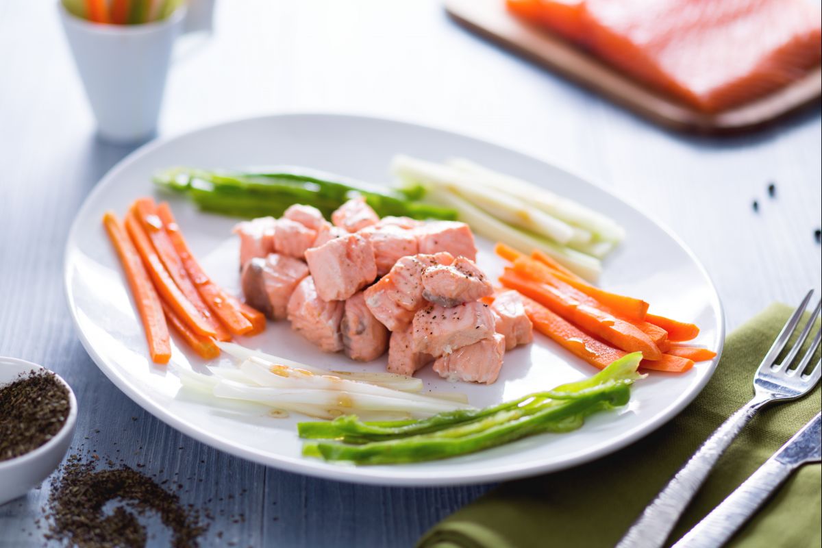 Green tea salmon bites with vegetables