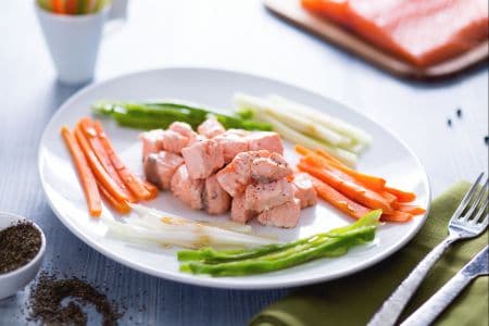 Green tea salmon bites with vegetables