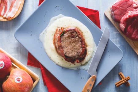 Beef medallions with apple sauce