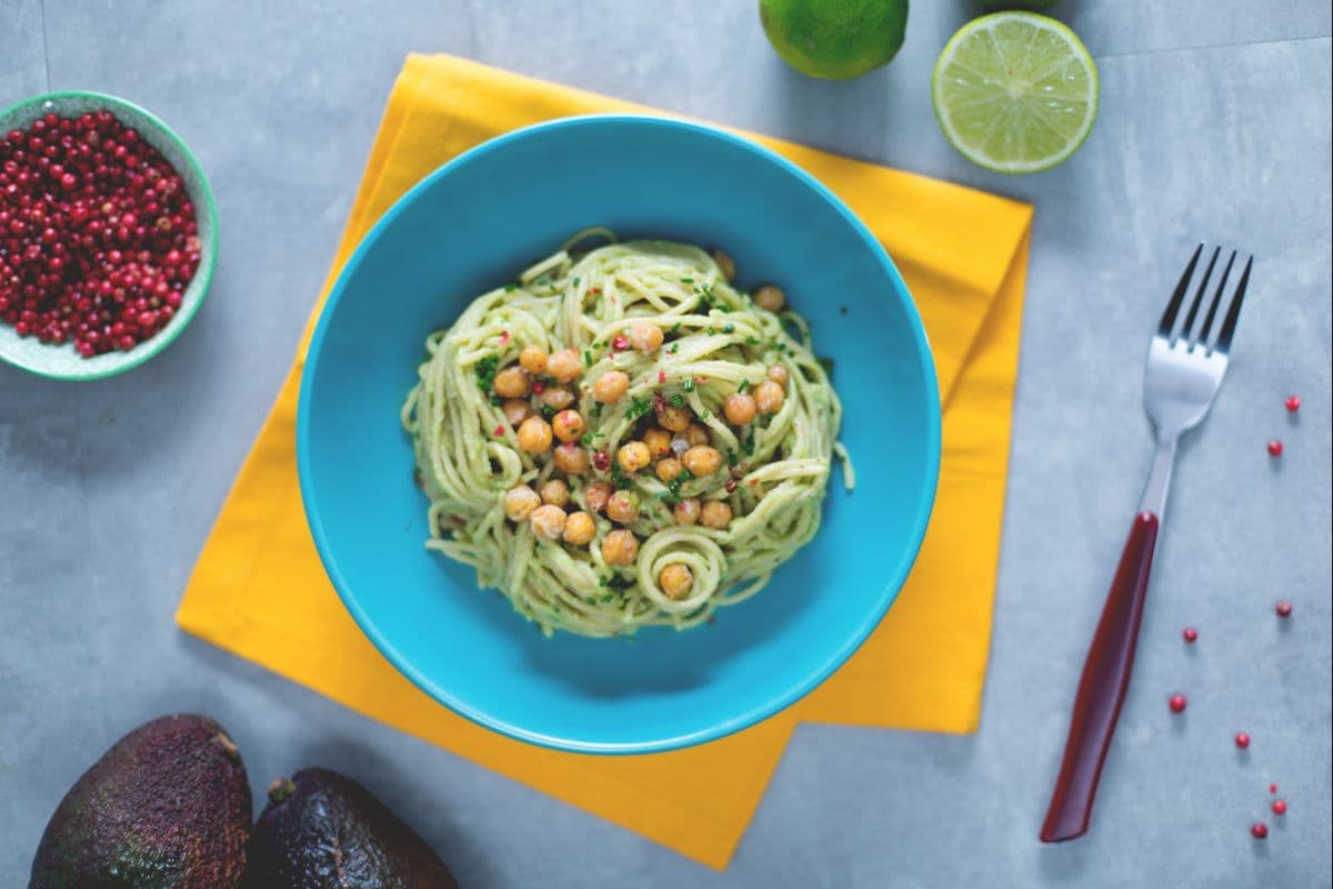 Whole wheat spaghetti with avocado cream and crispy chickpeas