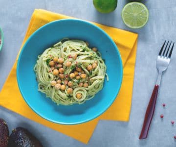 Whole wheat spaghetti with avocado cream and crispy chickpeas