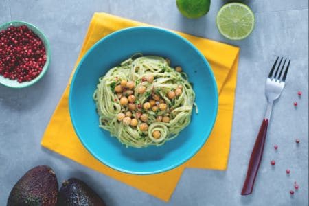 Whole wheat spaghetti with avocado cream and crispy chickpeas