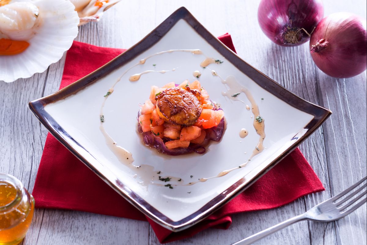 Seared scallops with caramelized onion