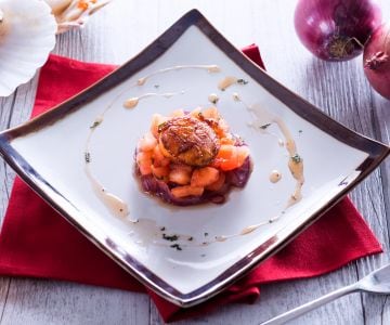 Seared scallops with caramelized onion