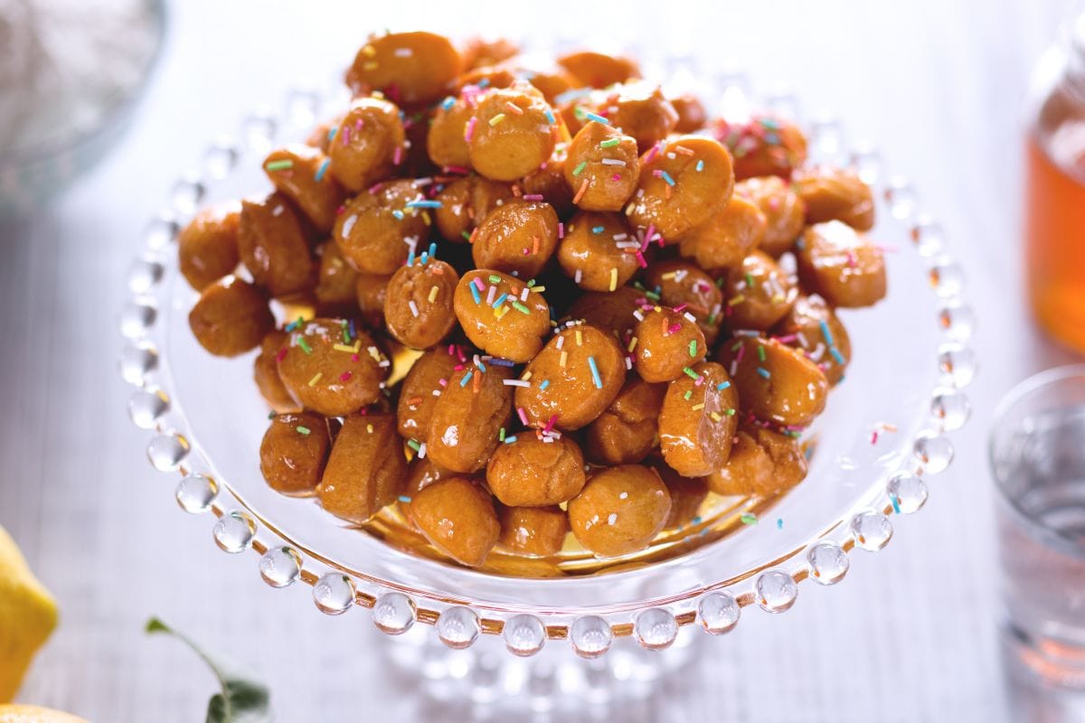 Pignolata with honey