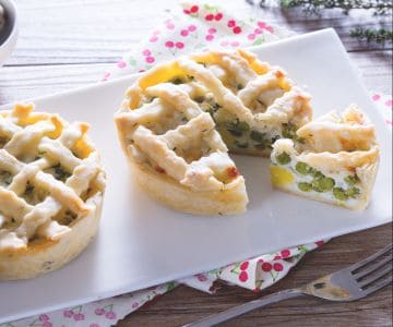 Easter mini pies with peas
