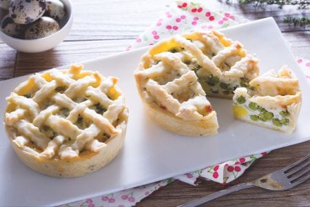 Easter mini pies with peas