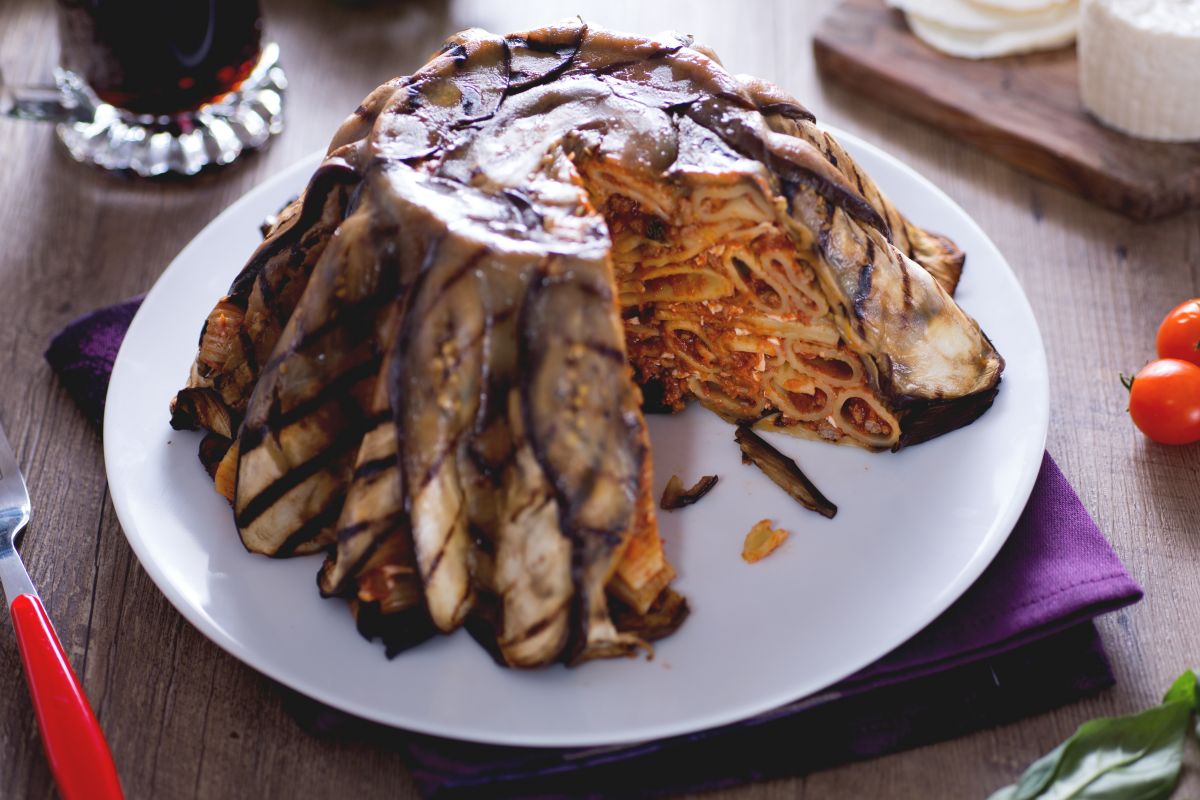 Beer macaroni timbale with ragù and eggplants