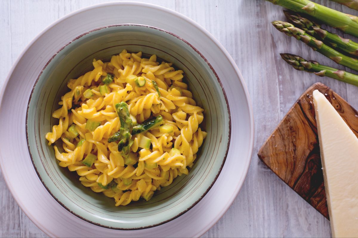 Pasta with asparagus and egg cream