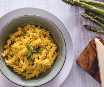 Pasta with asparagus and egg cream