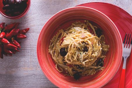 Whole wheat spaghetti with artichokes and breadcrumbs