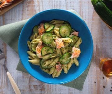Pasta with zucchini cream and shrimp