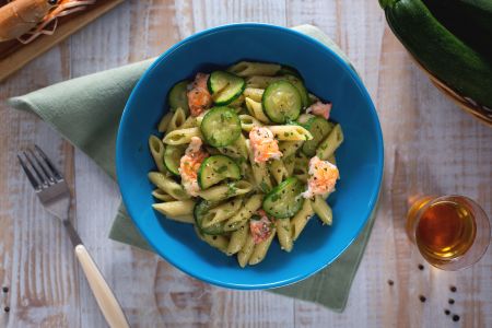 Pasta with zucchini cream and shrimp