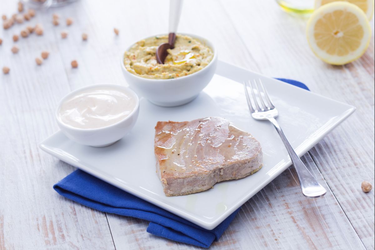 Tuna fillets with tahini and hummus