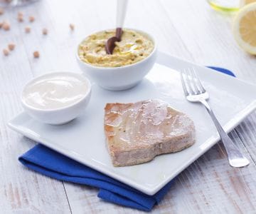 Tuna fillets with tahini and hummus